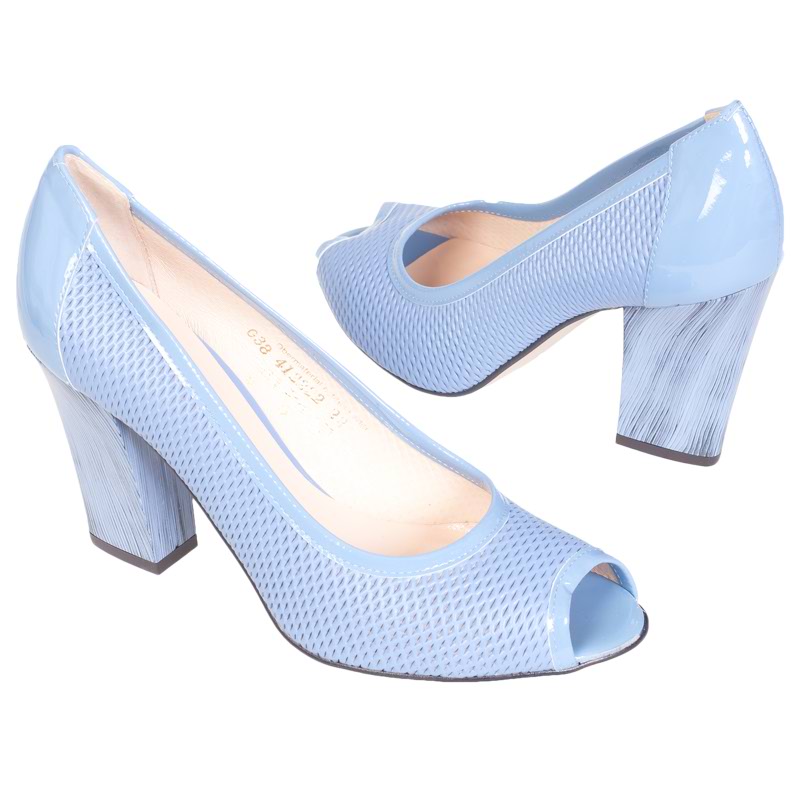 Обувь на широкую ногу спб. Голубые туфли на каблуке. Туфли женские голубые. Туфли на низком каблуке цветные. Бело-голубые туфли.